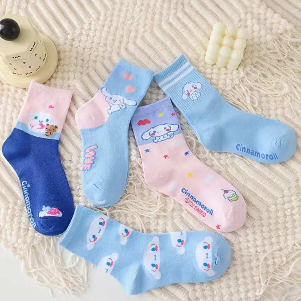 des chaussettes toutes douces inspirés de Cinnamoroll, le petit chiot de Sanrio. Avec ces couleurs typiques : bleu pastel qui se marie parfaitement avec le rose, elles sont confortables et le design mignon de Cinnamoroll apporte la touche kawaii qu'il faut.