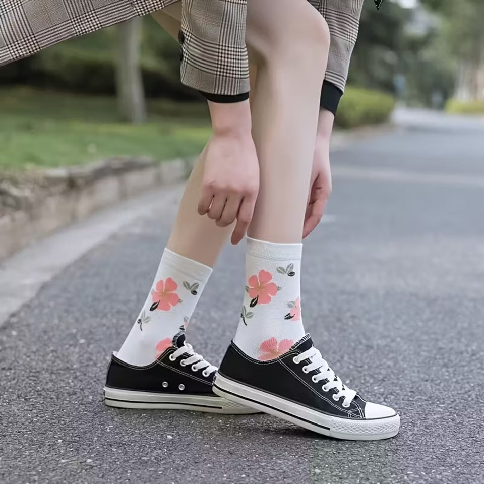 des chaussettes colorées au motif de fleurs d'hibiscus
