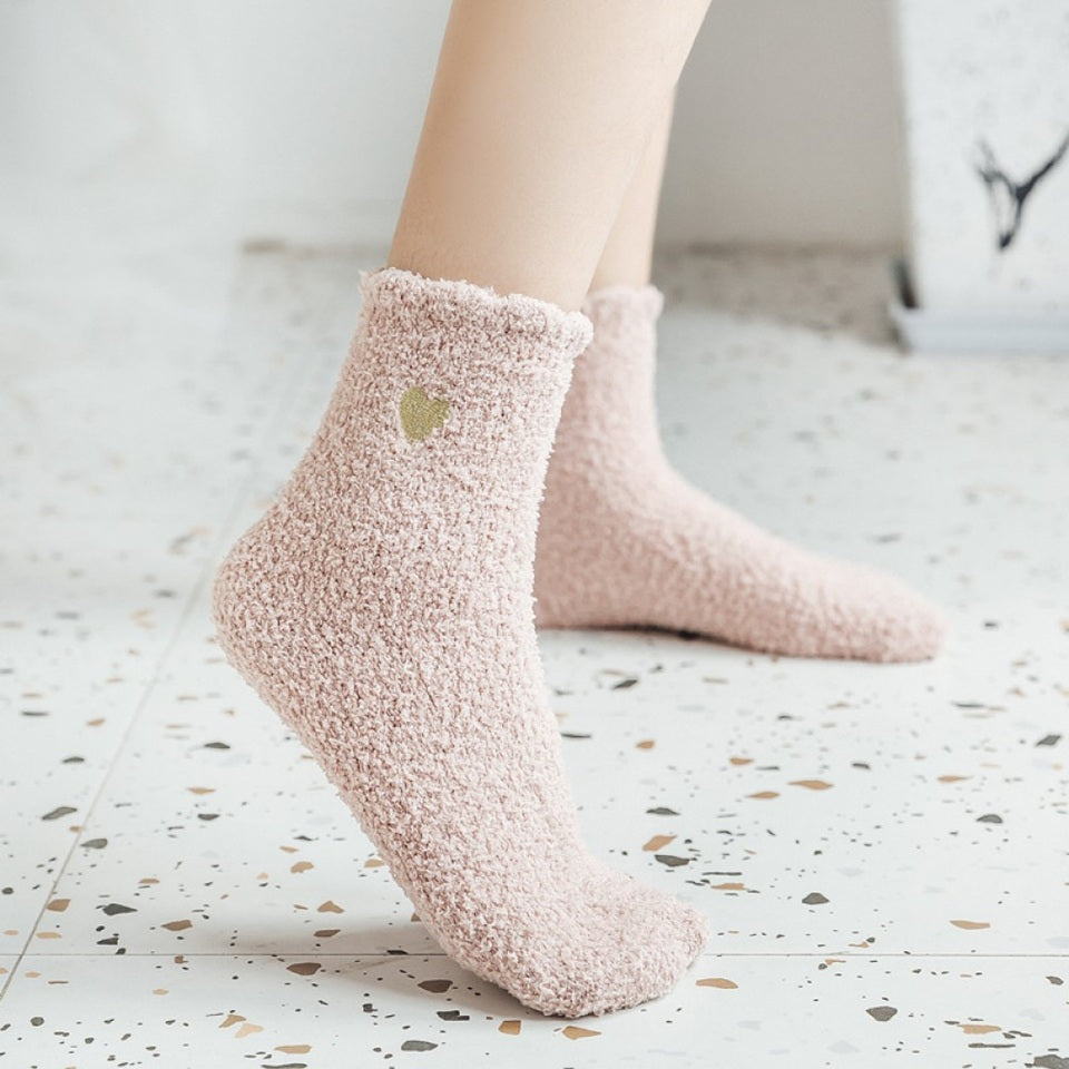 des chaussettes colorées en matière pilou ornées d'un joli petit coeur doré brodé : violet, noir, gris, marron, bleu, blanc, vert et rose