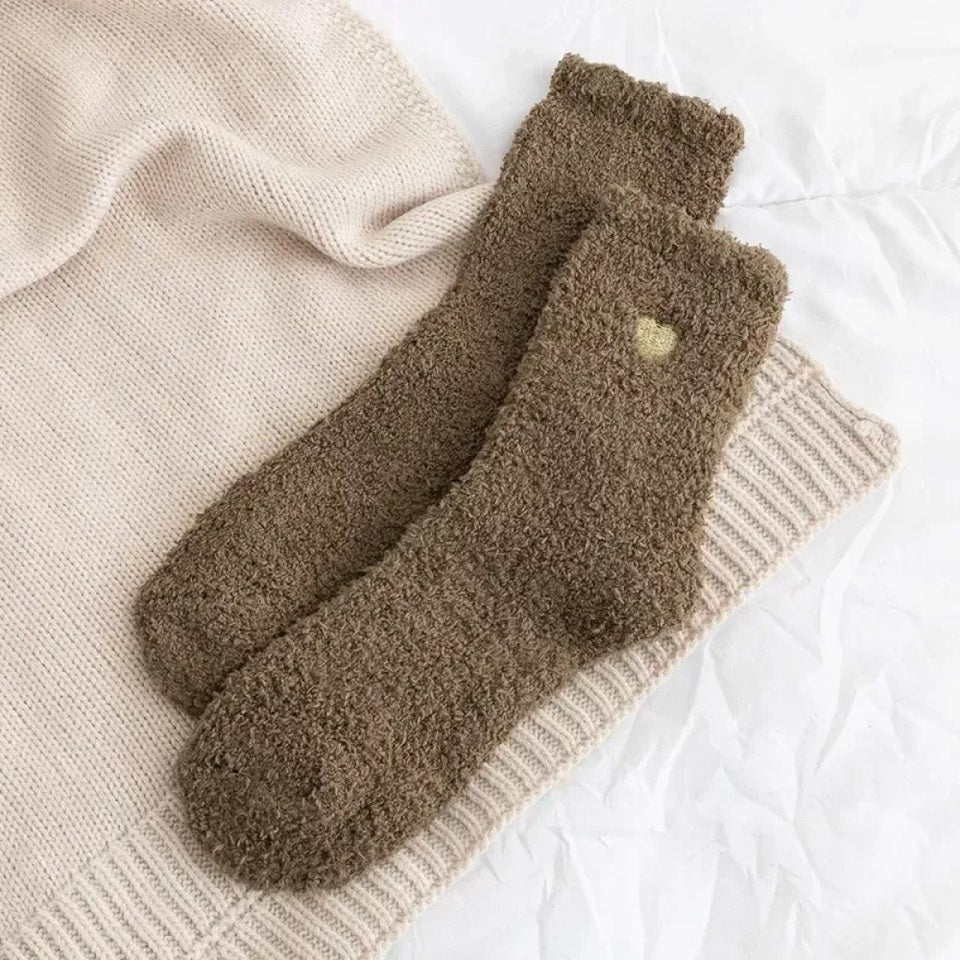 des chaussettes colorées en matière pilou ornées d'un joli petit coeur doré brodé : violet, noir, gris, marron, bleu, blanc, vert et rose