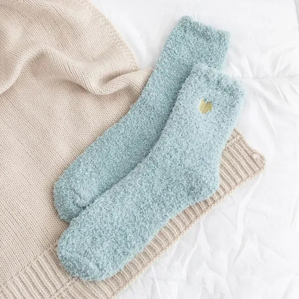 des chaussettes colorées en matière pilou ornées d'un joli petit coeur doré brodé : violet, noir, gris, marron, bleu, blanc, vert et rose