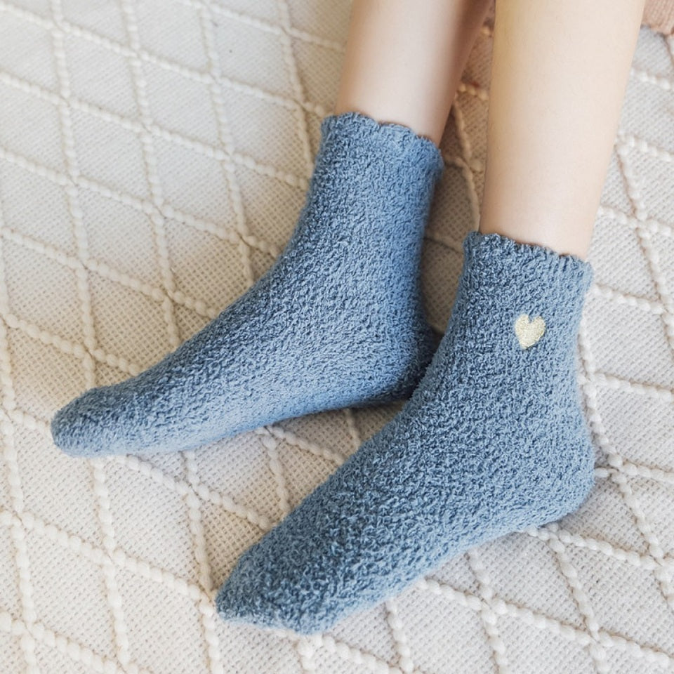 des chaussettes colorées en matière pilou ornées d'un joli petit coeur doré brodé : violet, noir, gris, marron, bleu, blanc, vert et rose