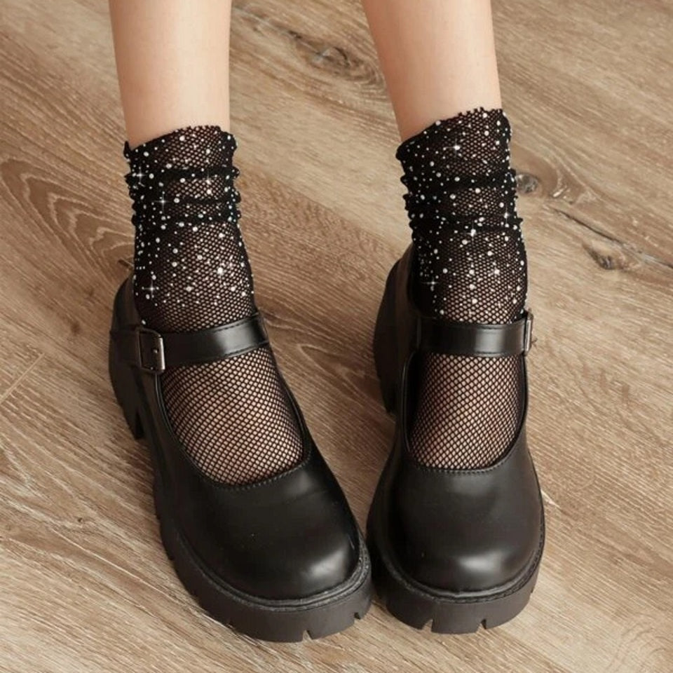une paire de chaussettes résille noirs ornées de petits strass scintillants