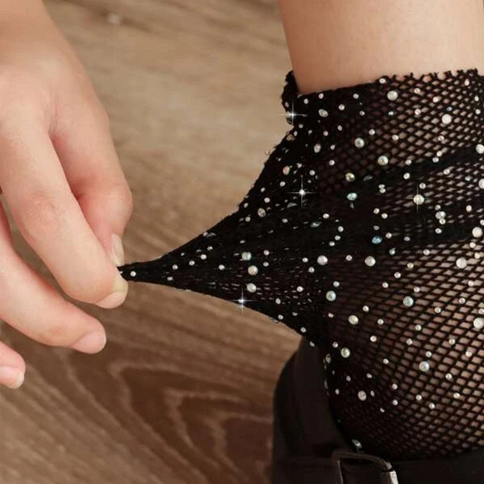 une paire de chaussettes résille noirs ornées de petits strass scintillants