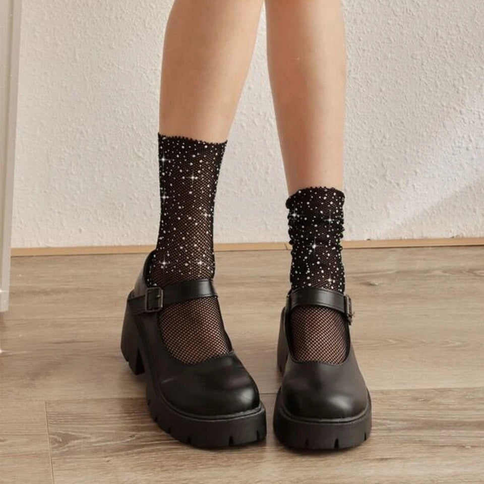 une paire de chaussettes résille noirs ornées de petits strass scintillants