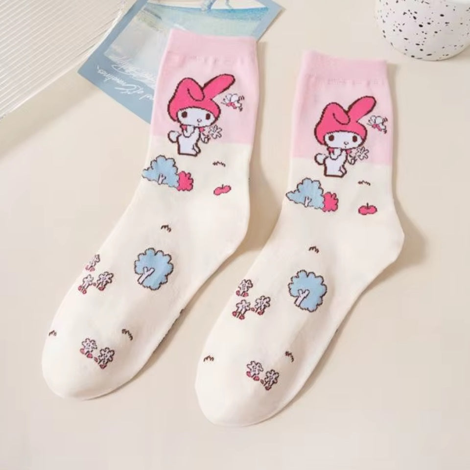 des chaussettes colorés au design mignon et fleuri des personnages Sanrio : Kuromi, Pompompurin, Cinnamoroll, My Melody et Hello Kitty