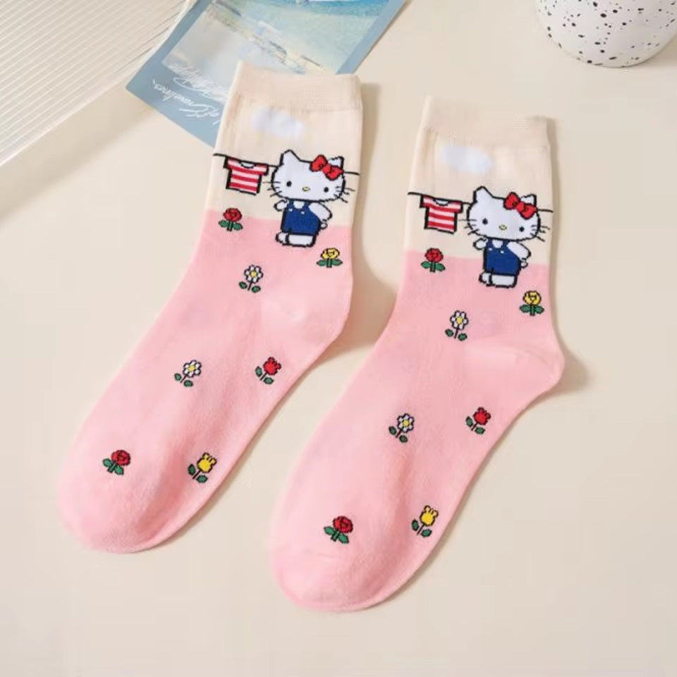 des chaussettes colorés au design mignon et fleuri des personnages Sanrio : Kuromi, Pompompurin, Cinnamoroll, My Melody et Hello Kitty