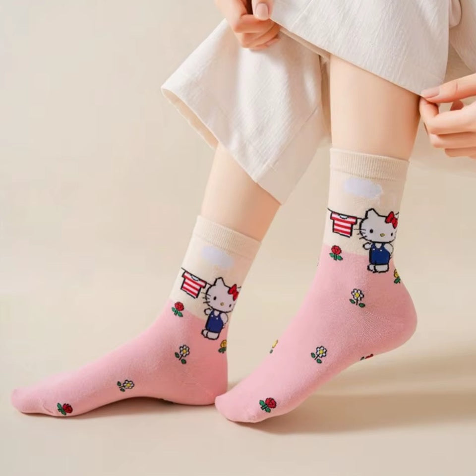 des chaussettes colorés au design mignon et fleuri des personnages Sanrio : Kuromi, Pompompurin, Cinnamoroll, My Melody et Hello Kitty