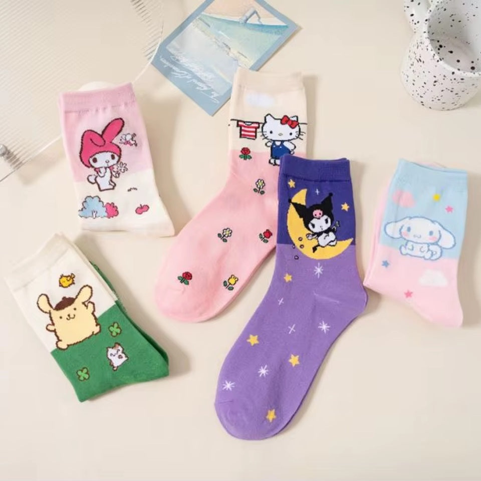 des chaussettes colorés au design mignon et fleuri des personnages Sanrio : Kuromi, Pompompurin, Cinnamoroll, My Melody et Hello Kitty