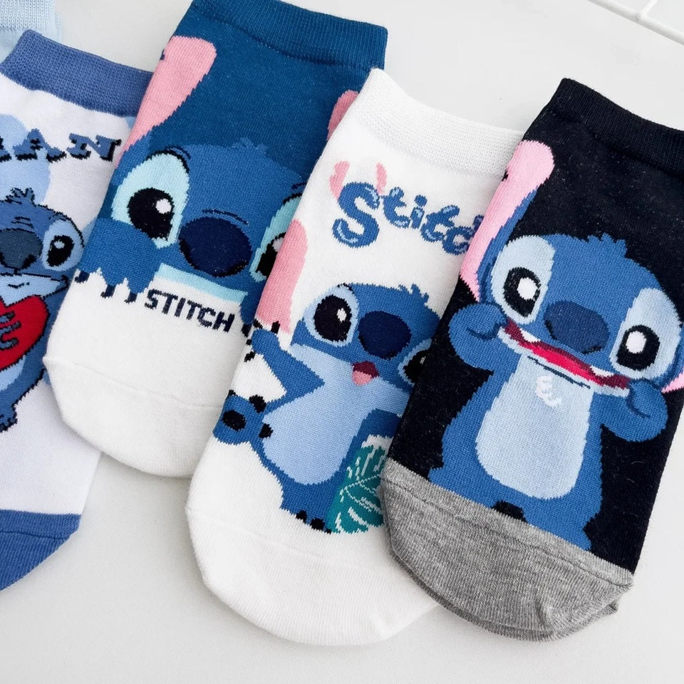 des chaussettes taille unique au design inspiré de Stitch de Lilo et Stitch.Dans les tons bleus, bancs et noirs, ces chaussettes sont toutes douces et on retrouve Stitch dans différentes poses et expressions toutes mignonnes.