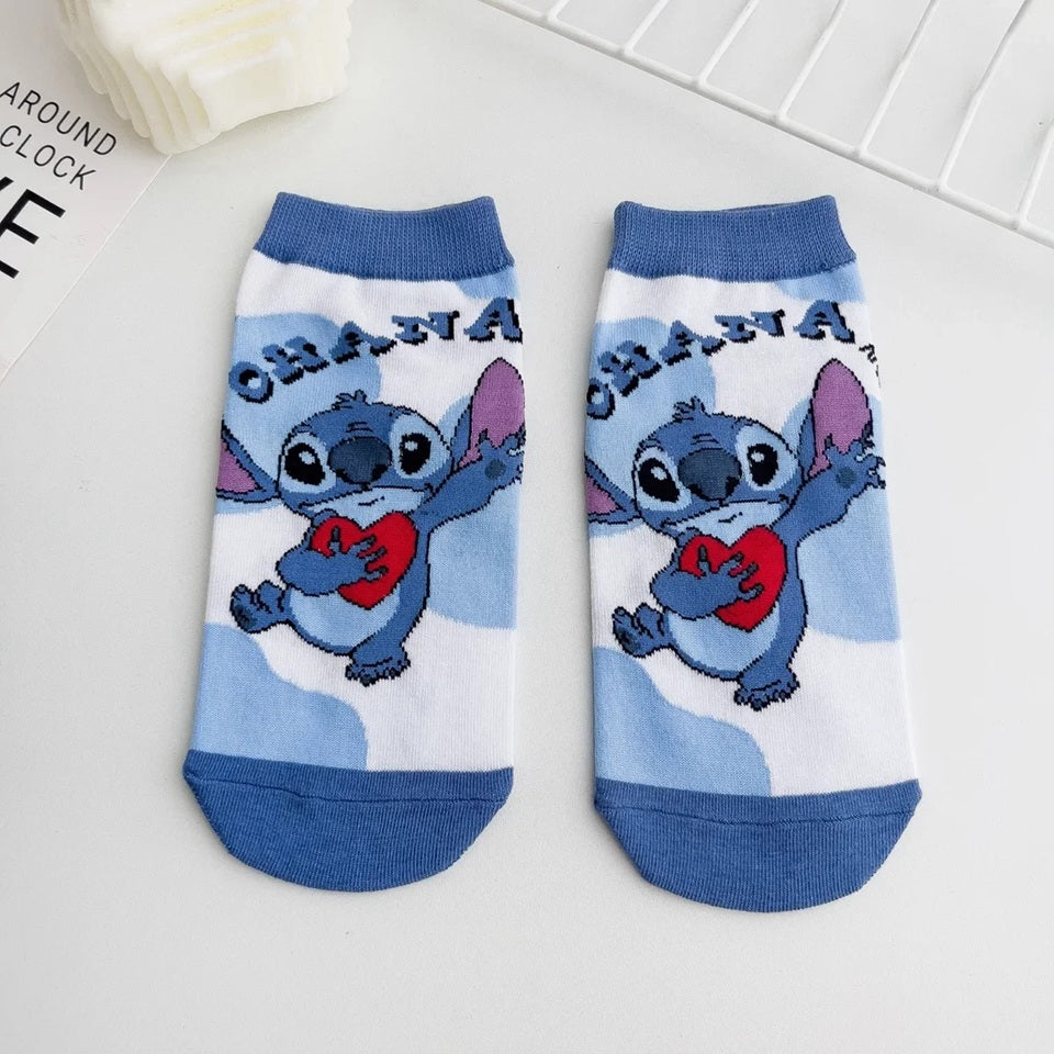 des chaussettes taille unique au design inspiré de Stitch de Lilo et Stitch.Dans les tons bleus, bancs et noirs, ces chaussettes sont toutes douces et on retrouve Stitch dans différentes poses et expressions toutes mignonnes.