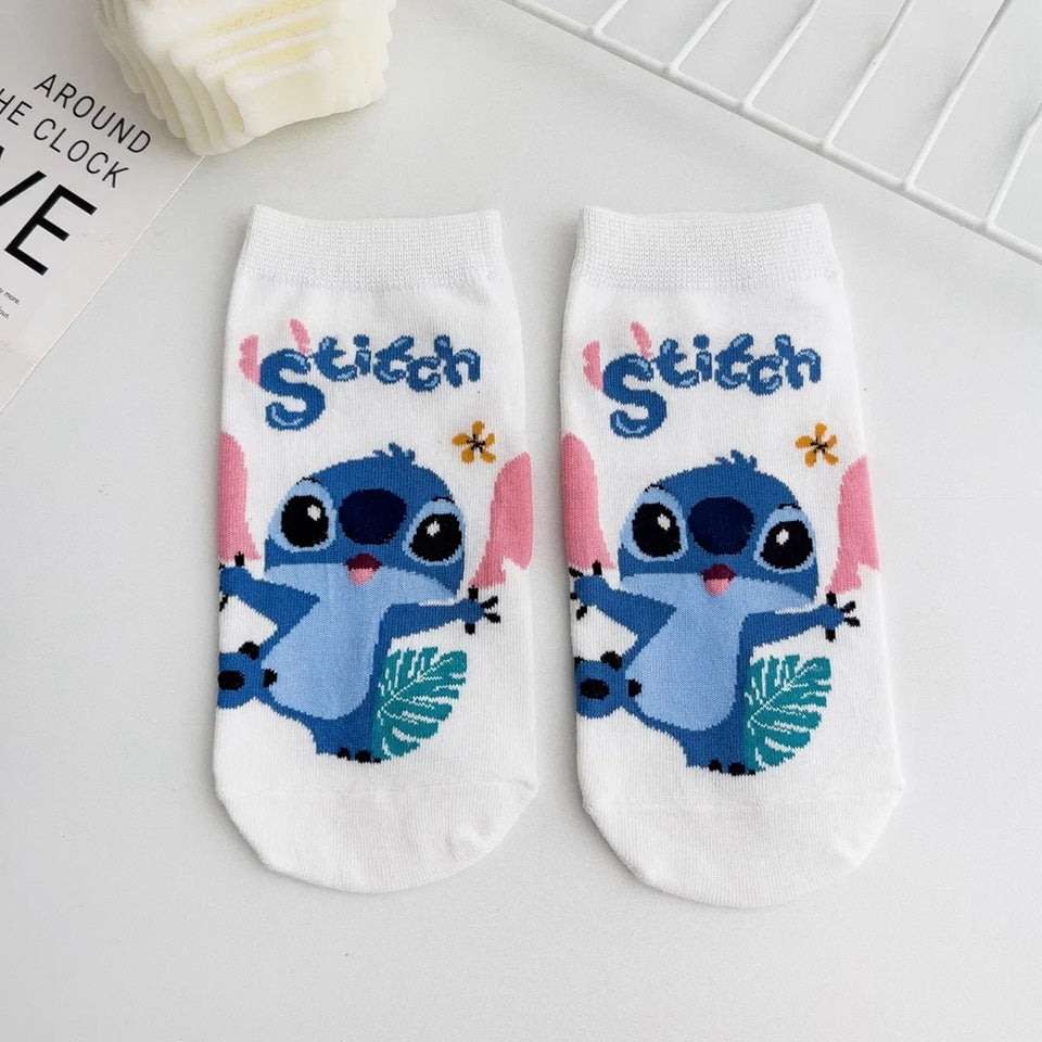 des chaussettes taille unique au design inspiré de Stitch de Lilo et Stitch.Dans les tons bleus, bancs et noirs, ces chaussettes sont toutes douces et on retrouve Stitch dans différentes poses et expressions toutes mignonnes.