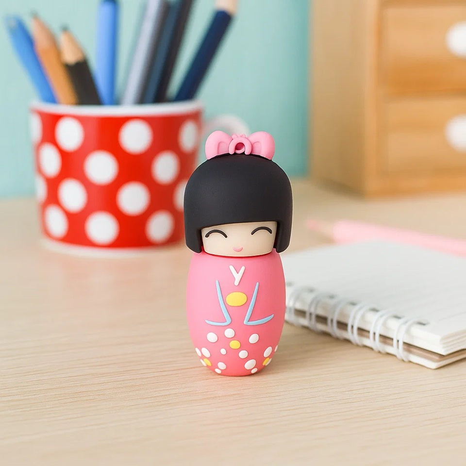une clé usb de 16g en forme d'une kokeshi mignonne habillée en kimono rose.