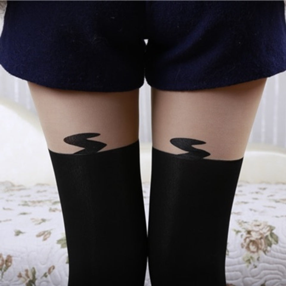 une paire de collants noirs sur lesquels est imprimé le visage expressif et mignon du chat noir Luna dans Sailormoon. On retrouve ses petites oreilles ainsi qu'un croissant de lune au niveau de la jambe sur lequel est posé le chat noir lune et le chat blanc artemis.