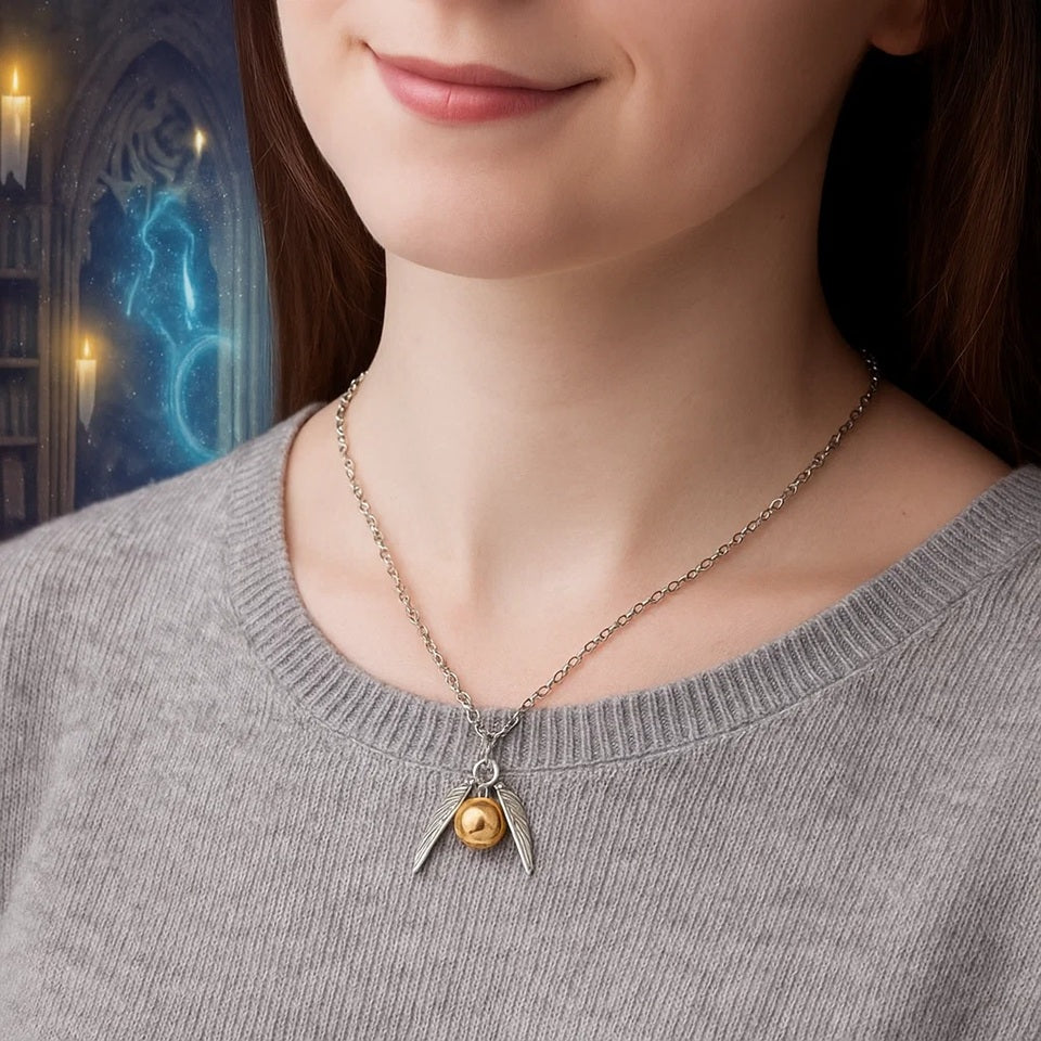 un collier en forme du vif d'or tiré de la saga Harry Potter.
