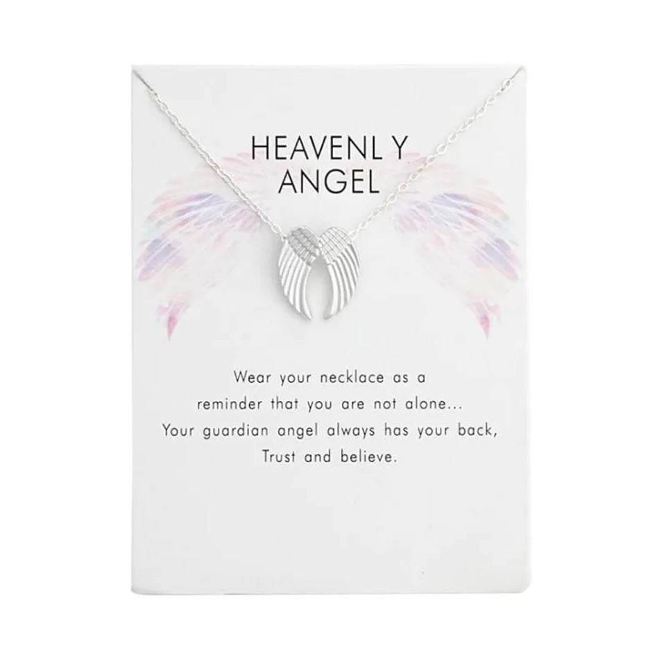 un collier argenté dont le pendentif représente une paire d'ailes d'anges délicatement sculptées.