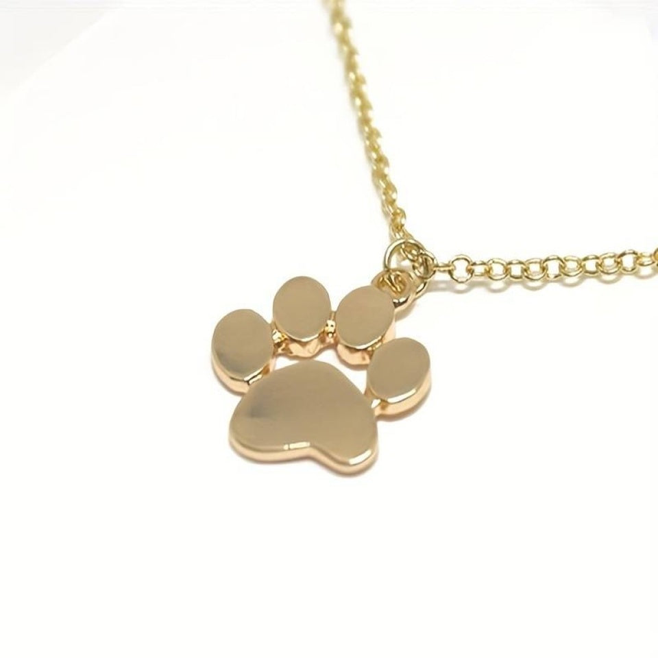 un collier argentée en forme d'une adorable patte de chat ou de chien