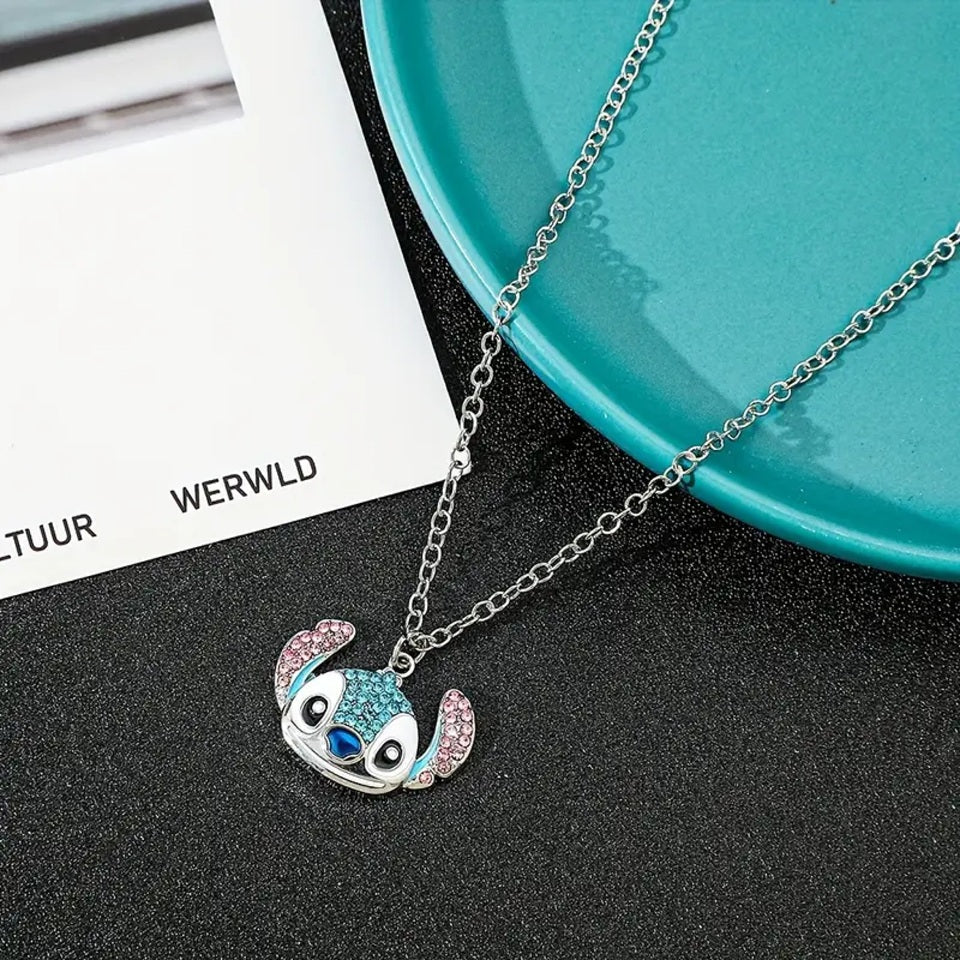 un collier stitch tout en strass coloré. Fidèle au personnage, il ajoute une touche brillante, fun et tendre à votre look.