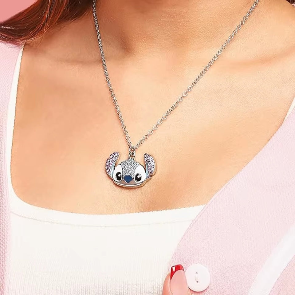 un collier stitch tout en strass coloré. Fidèle au personnage, il ajoute une touche brillante, fun et tendre à votre look.