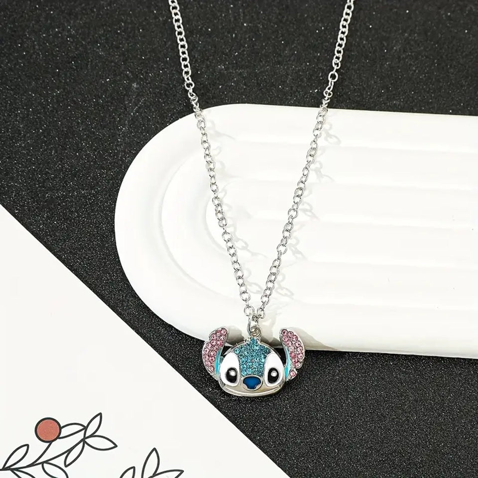 un collier stitch tout en strass coloré. Fidèle au personnage, il ajoute une touche brillante, fun et tendre à votre look.