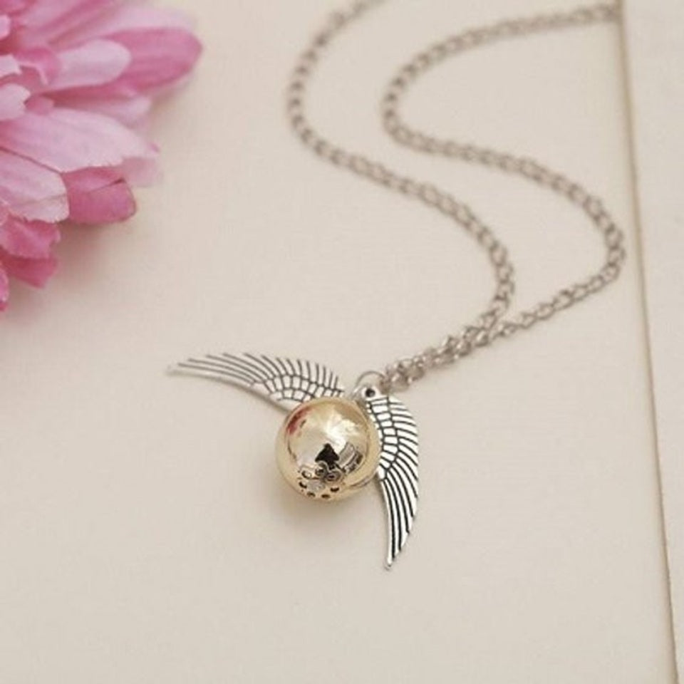 un collier en forme du vif d'or tiré de la saga Harry Potter.