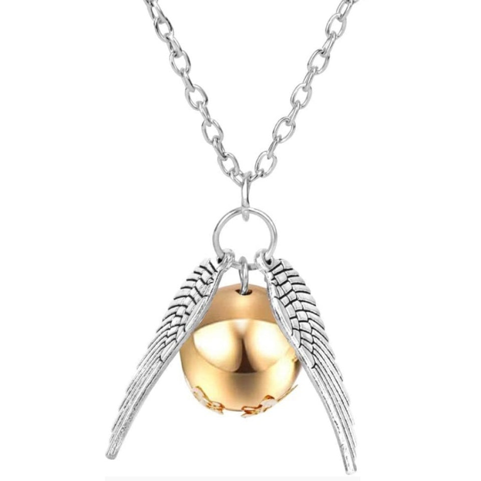 un collier en forme du vif d'or tiré de la saga Harry Potter.