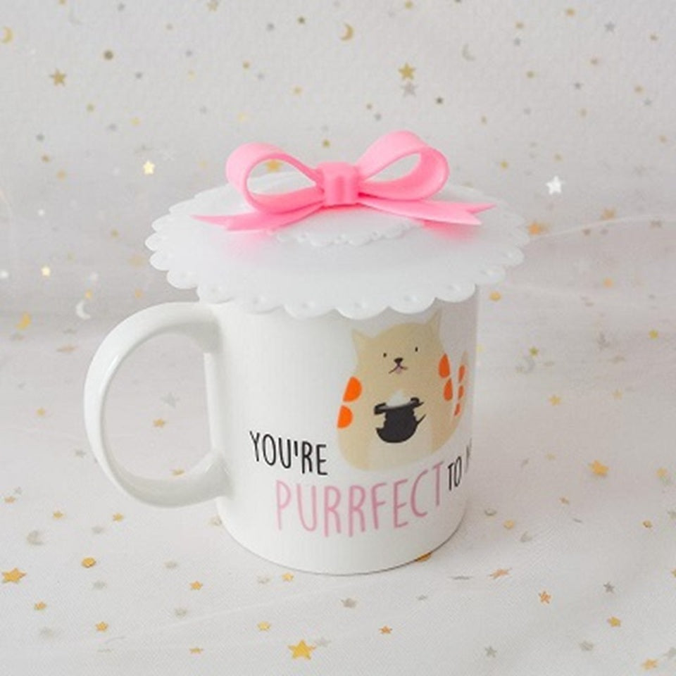 des couvre tasses comme des petits biscuits surmontés d'un adorable noeud rose. Idéal pour maintenir sa boisson au chaud ou la protéger des insectes. En silicone, ils sont résistants et durables.