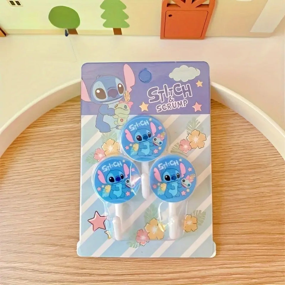 un lot de 3 crochets muraux au design Stitch hyper mignon. A coller au mur avec un adhésif puissant pour un rangement parfait pour y accrocher sac, clés et tout autre petit objet