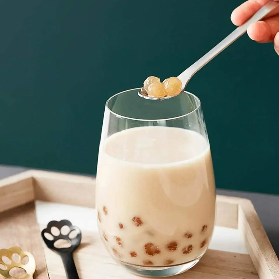 une jolie cuillère en forme de patte de chat hyper mignonne avec l'impression des coussinets sur la cuillère