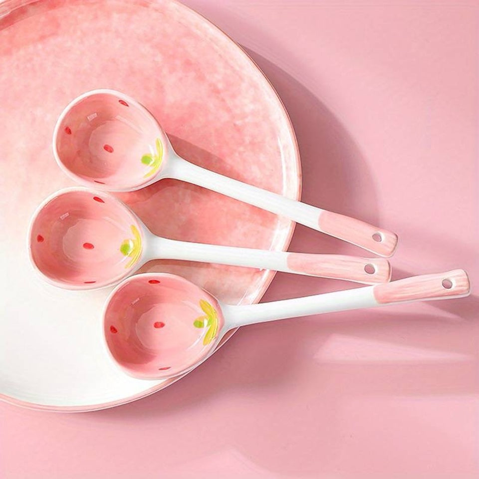 une cuillère en céramique au design de fraise rose hyper gourmande et rigolote. Légèrement creusée pour les soupes, desserts, crèmes etc...