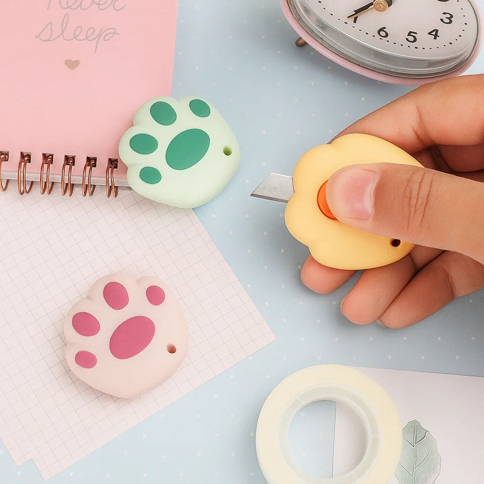 des cutters en forme de patte de chat colorés. Les coussinets sont représentés et ajoutent une touche de réalisme et de mignonnerie à cet accessoire de découpe
