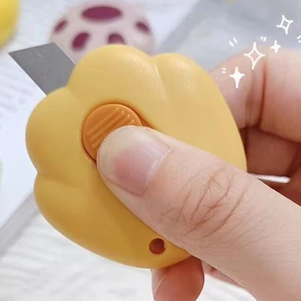 des cutters en forme de patte de chat colorés. Les coussinets sont représentés et ajoutent une touche de réalisme et de mignonnerie à cet accessoire de découpe