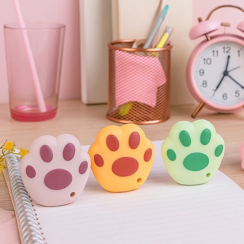 des cutters en forme de patte de chat colorés. Les coussinets sont représentés et ajoutent une touche de réalisme et de mignonnerie à cet accessoire de découpe