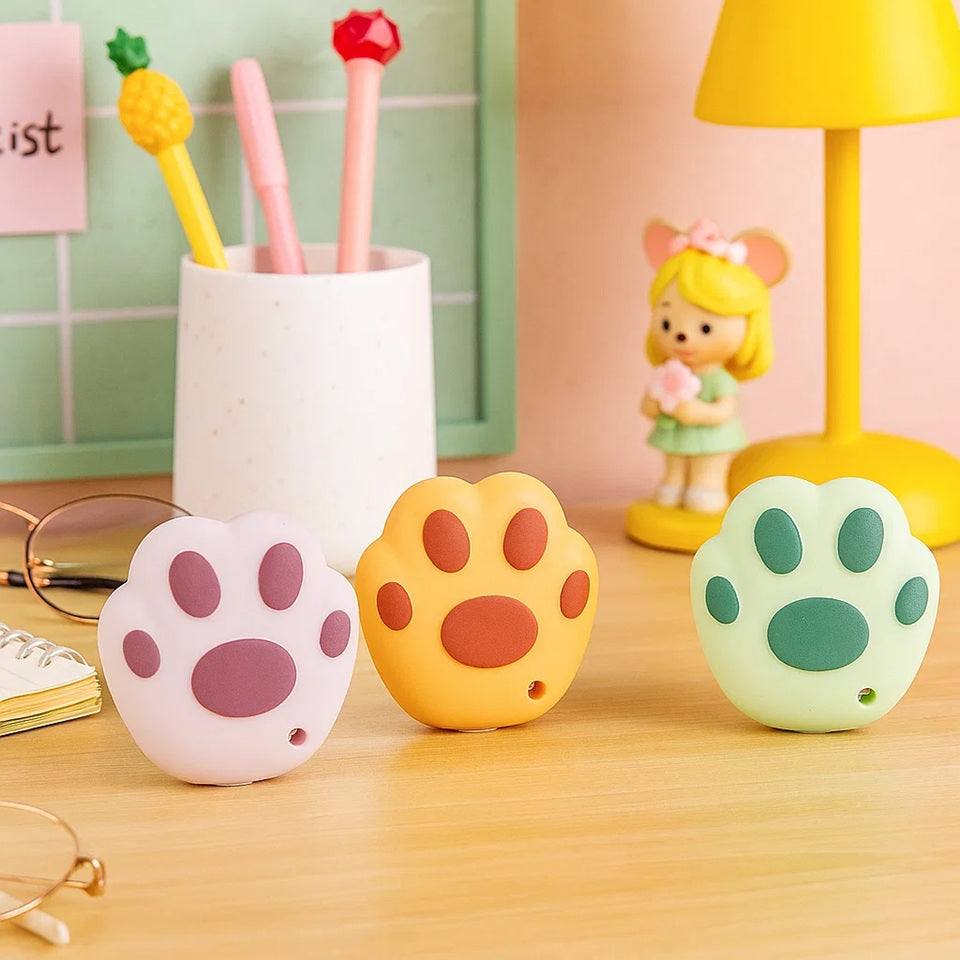 des cutters en forme de patte de chat colorés. Les coussinets sont représentés et ajoutent une touche de réalisme et de mignonnerie à cet accessoire de découpe
