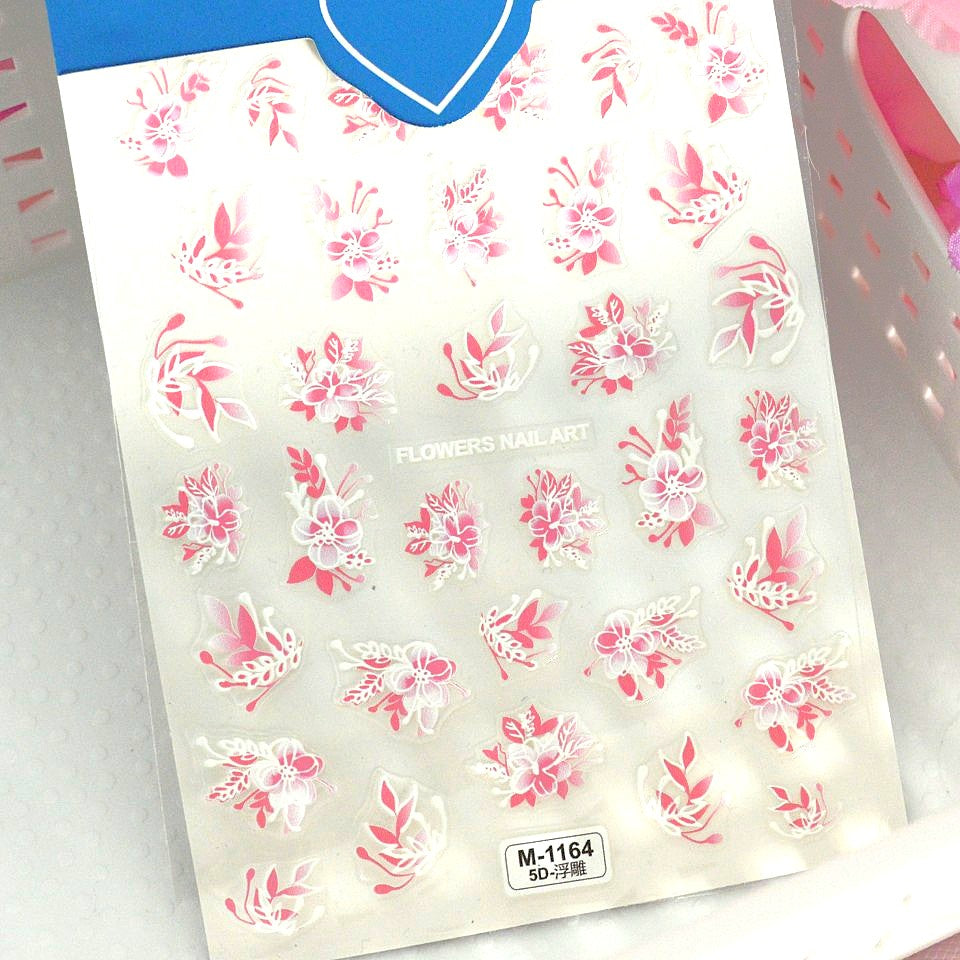 des stickers pour créer un nail art coloré et fleuri. En forme de fleurs et de feuilles roses et blanches, ils sont faciles à utiliser et ajoutent tout de suite une touche florale et romantique à vos ongles.
