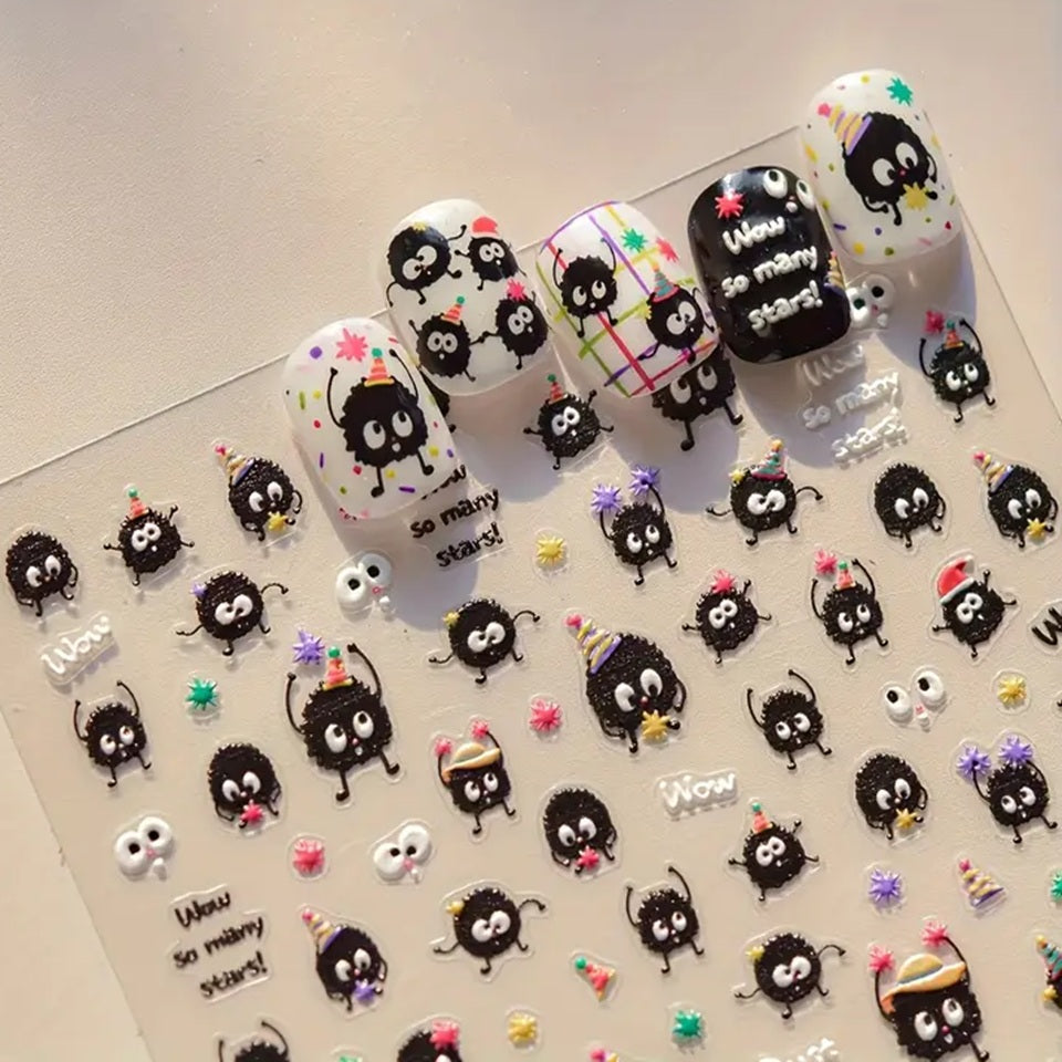 des stickers nail art inspirés des noiraudes dans Mon voisin Totoro et Le voyage de Chihiro. Toutes mignonnes avec leurs expressions amusantes et leurs poses rigolotes, vous les retrouvez avec leur sucrerie préférées en forme d'étoiles colorés.