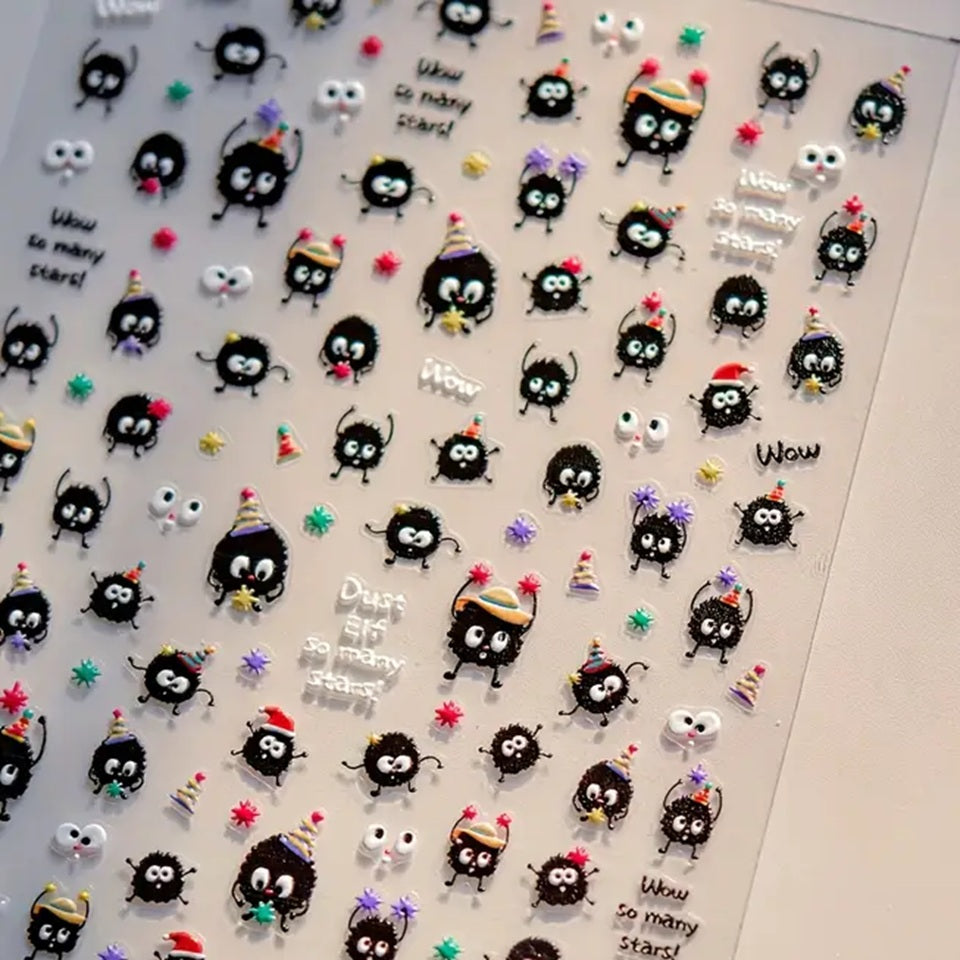 des stickers nail art inspirés des noiraudes dans Mon voisin Totoro et Le voyage de Chihiro. Toutes mignonnes avec leurs expressions amusantes et leurs poses rigolotes, vous les retrouvez avec leur sucrerie préférées en forme d'étoiles colorés.