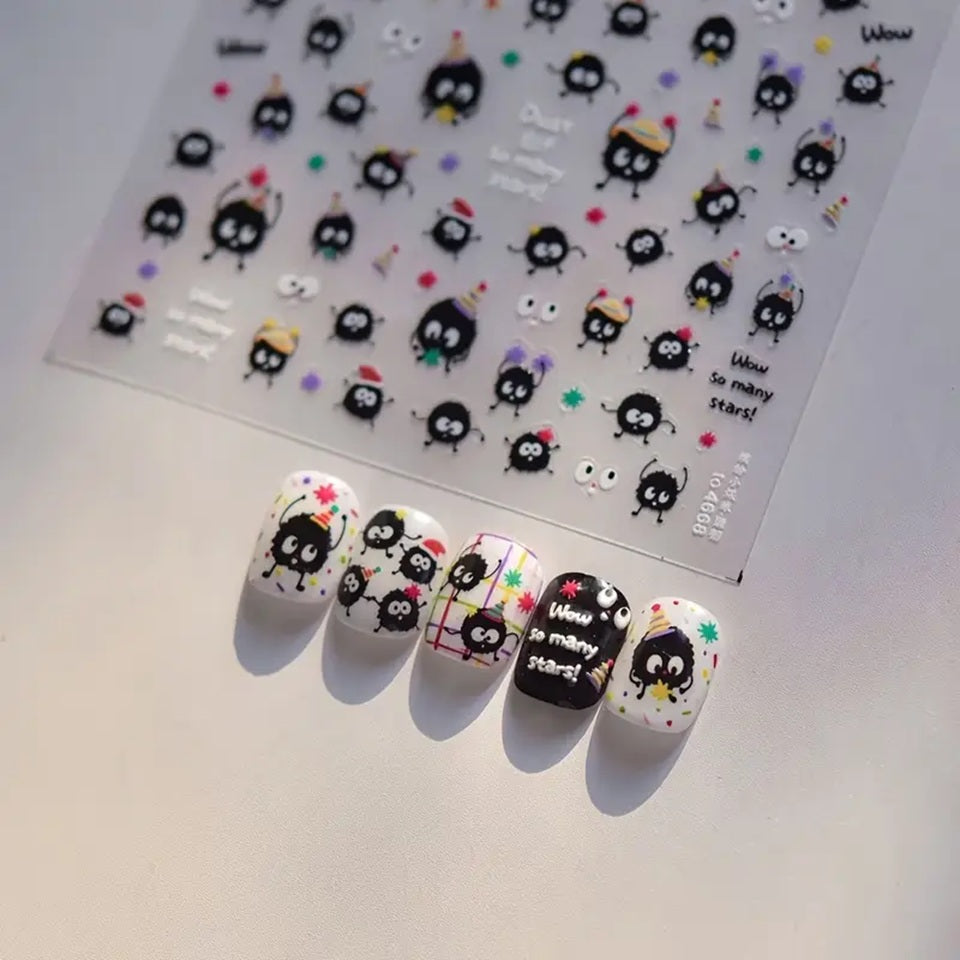 des stickers nail art inspirés des noiraudes dans Mon voisin Totoro et Le voyage de Chihiro. Toutes mignonnes avec leurs expressions amusantes et leurs poses rigolotes, vous les retrouvez avec leur sucrerie préférées en forme d'étoiles colorés.