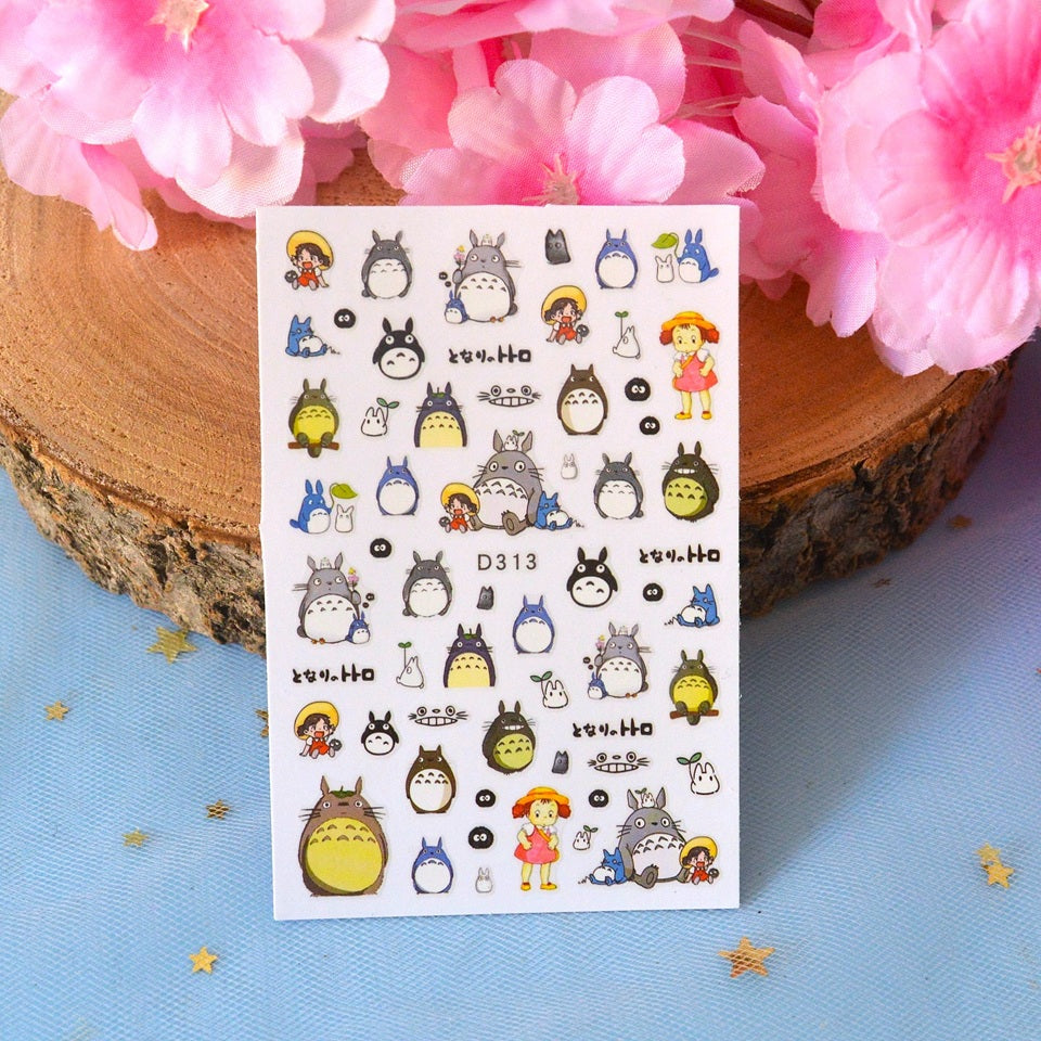 des stickers nail art inspirés de Totoro et de son univers fantastique et magique. Application facile et rapide pour une manucure trop mignonne.