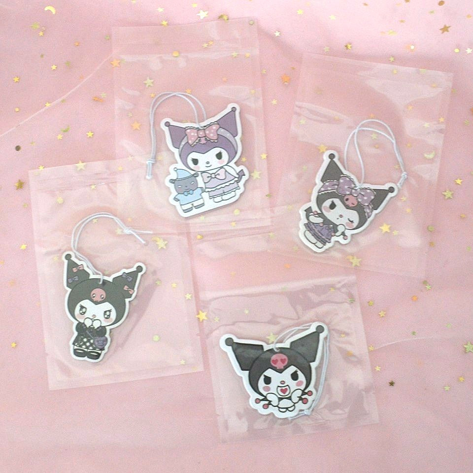 un désodorisant en forme de kuromi, la rebelle kawaii, qui sent la lavande. A suspendre dans une pièce ou dans la voiture