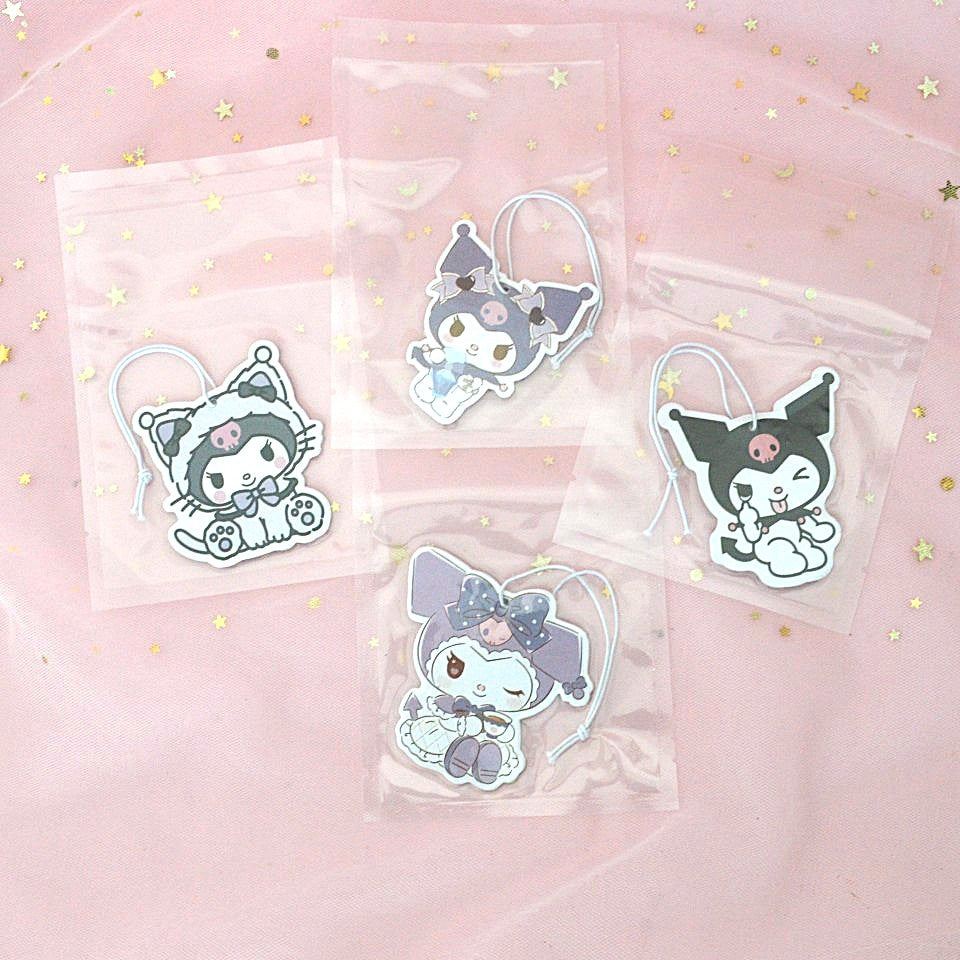 un désodorisant en forme de kuromi, la rebelle kawaii, qui sent la lavande. A suspendre dans une pièce ou dans la voiture