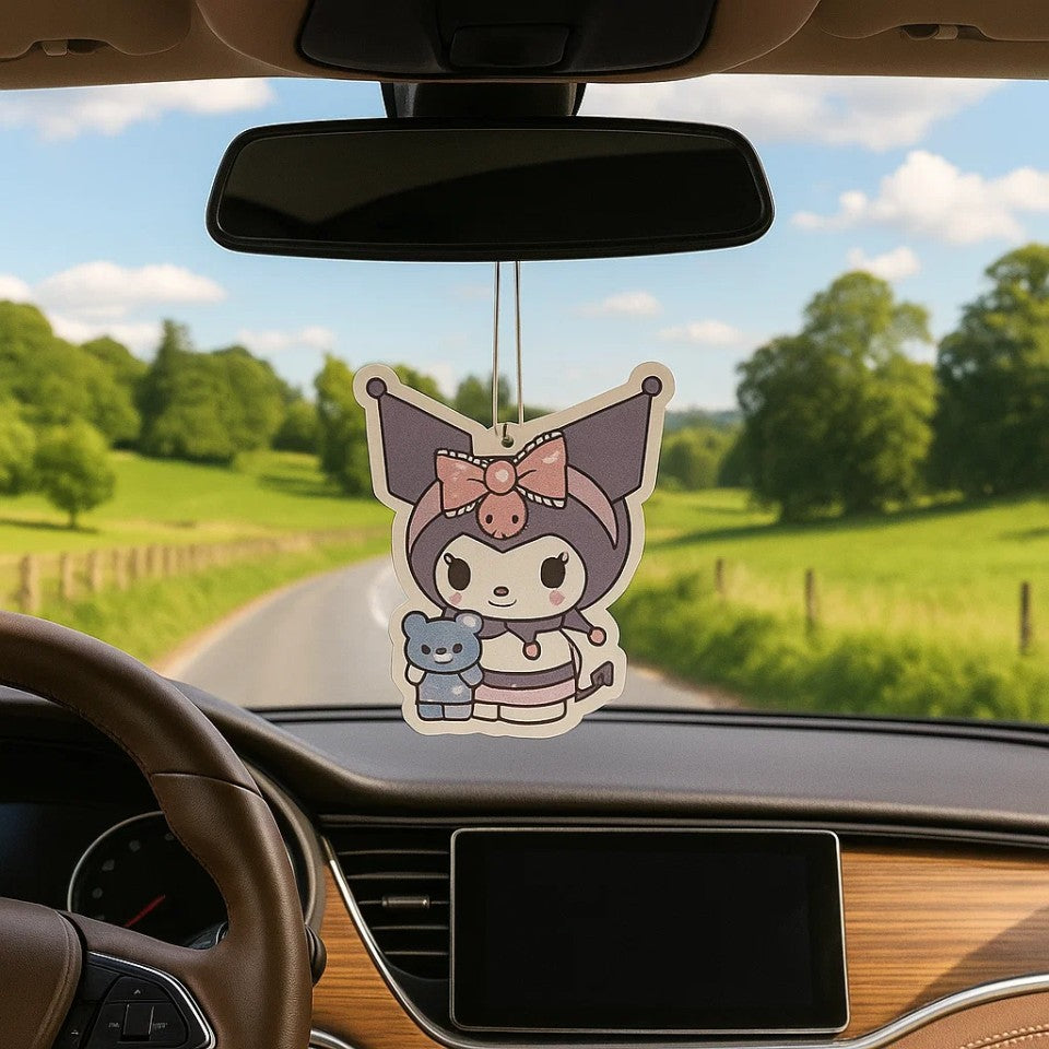 un désodorisant en forme de kuromi, la rebelle kawaii, qui sent la lavande. A suspendre dans une pièce ou dans la voiture