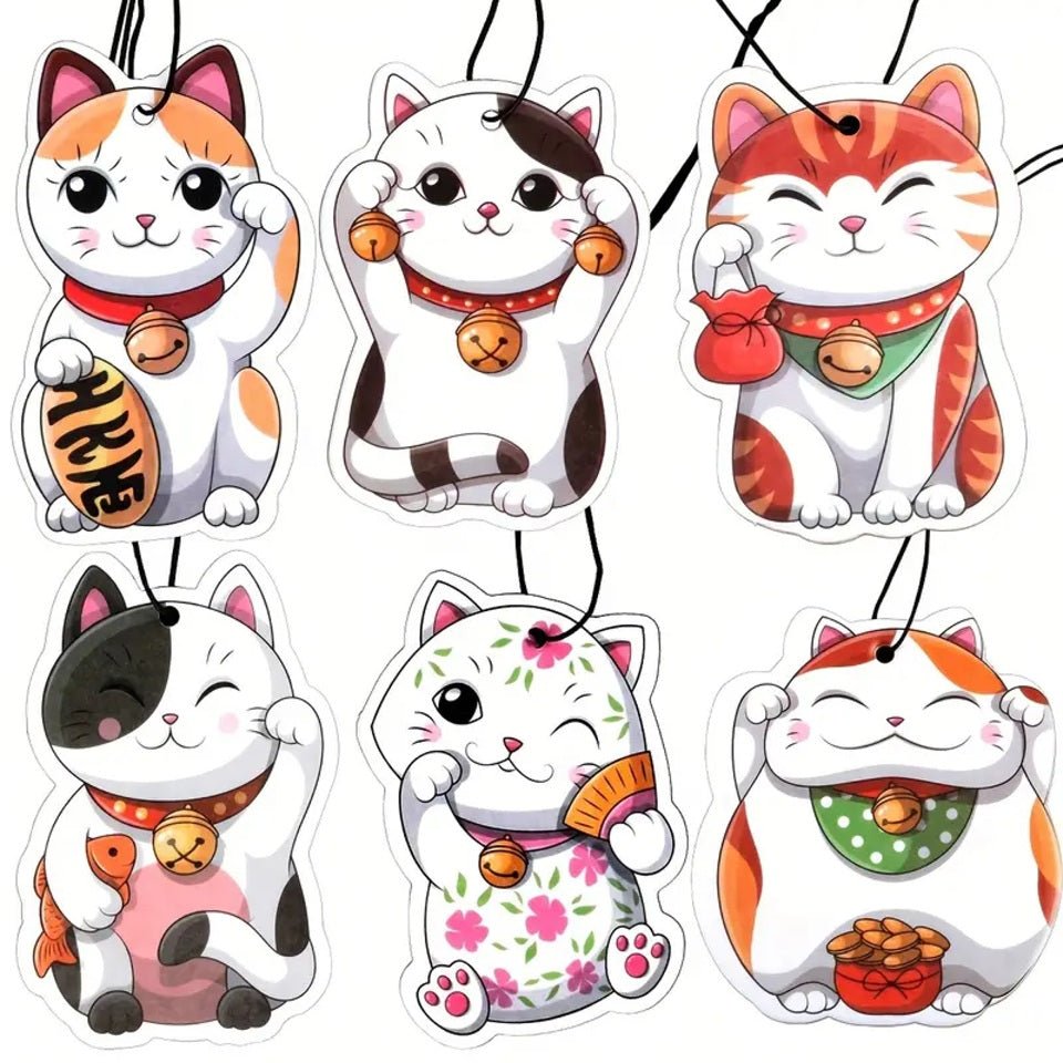 des désodorisants en forme de maneki neko divers et colorés. Ils sentent très bons, sont dans un style cartoon adorables. A suspendre dans une voiture ou une pièce.