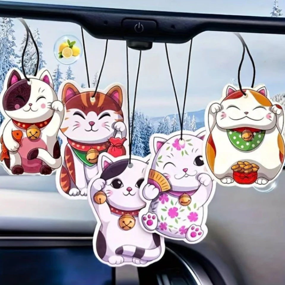 des désodorisants en forme de maneki neko divers et colorés. Ils sentent très bons, sont dans un style cartoon adorables. A suspendre dans une voiture ou une pièce.
