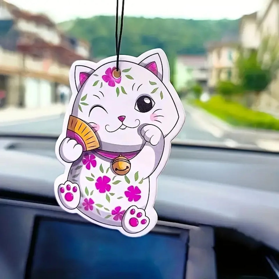 des désodorisants en forme de maneki neko divers et colorés. Ils sentent très bons, sont dans un style cartoon adorables. A suspendre dans une voiture ou une pièce.
