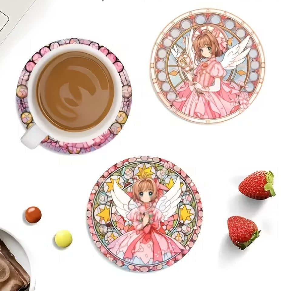 des dessous de verre en bois de superbes illustrations de Sakura Kinomoto de Card Captor Sakura. Elle a ses ailes blanches et est vêtue d'une belle robe rose élégante. Idéal pour les apéros entre amis, pour ne pas tâcher la table.