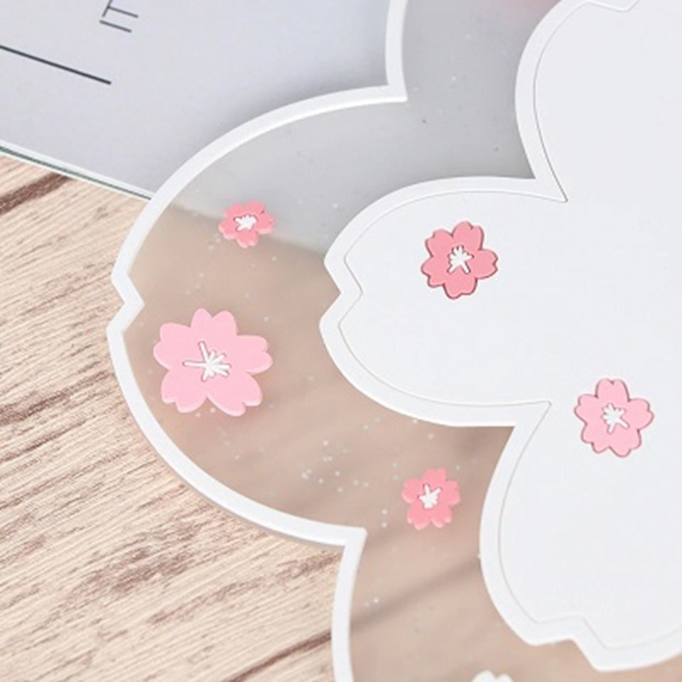 un dessous de verre en forme de fleur de sakura blanche pailleté. Joli élément de décoration