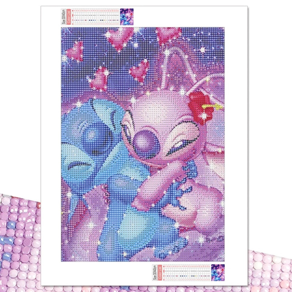 un diamond painting Stitch et Angel qui se serrent dans les bras pour un gros câlin tout doux. C'est une activité détente et ludique pour ensuite l'exposer en décoration.