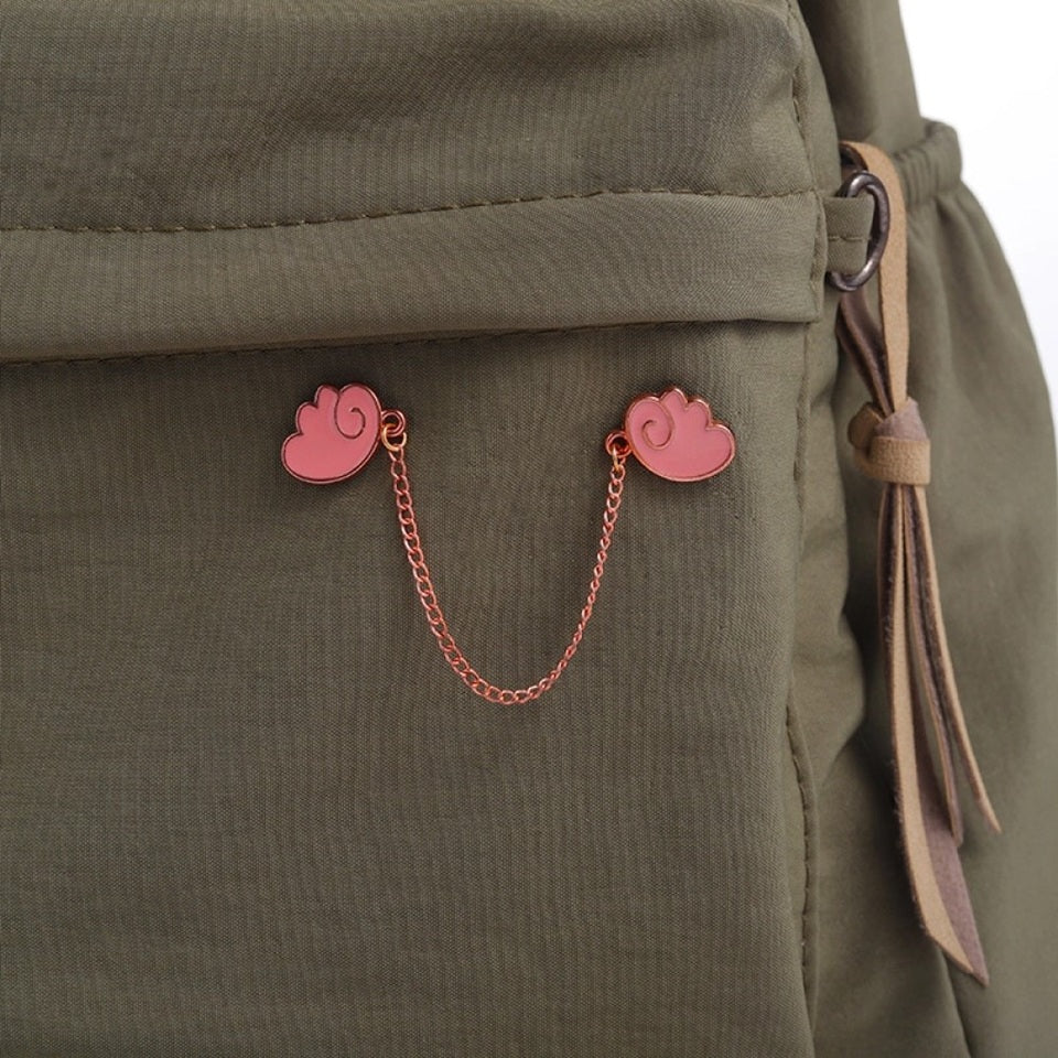 un double pin's en forme d'ailes rose façon chibi et kawaii reliés chacun à l'autre par une chainette rose gold.