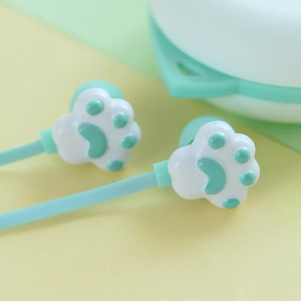 des écouteurs en forme de patte d'animaux en coloris vert. Hyper mignons, ils peuvent être rangés dans leur étui oreilles de chat. L'ensemble est trop mignon et hyper pratique.